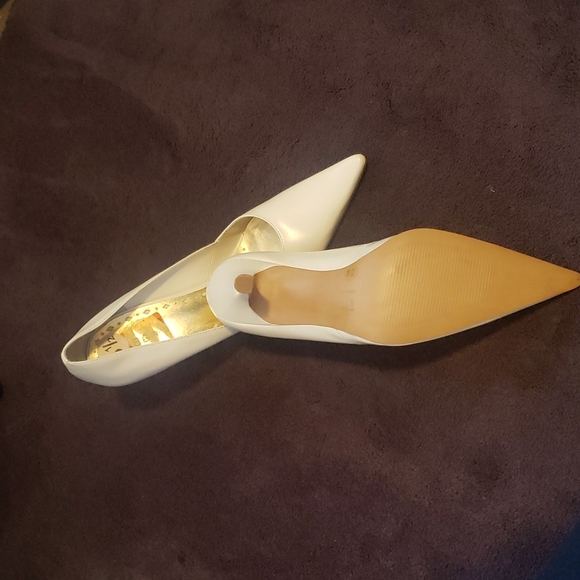 BG Girls white 8.5  4 inches pump - Picture 3 of 4